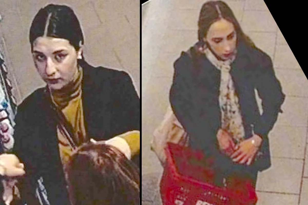 Zwei Frauen sind in einem Geschäft von einer Überwachungskamera erfasst. Sie tragen dunkle Kleidung und haben Einkaufskörbe dabei.