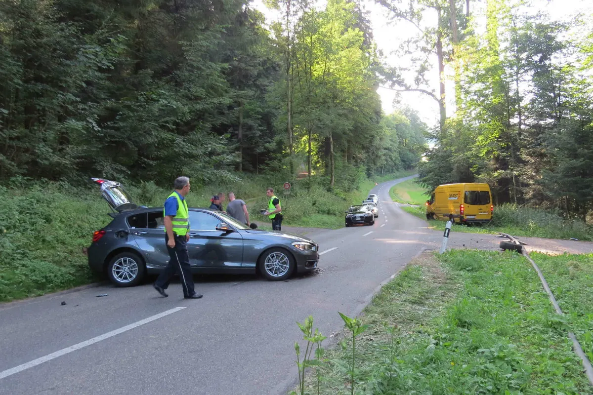 Ammerswil AG  - Heftige Kollision zwischen BMW und Post-Lieferwagen