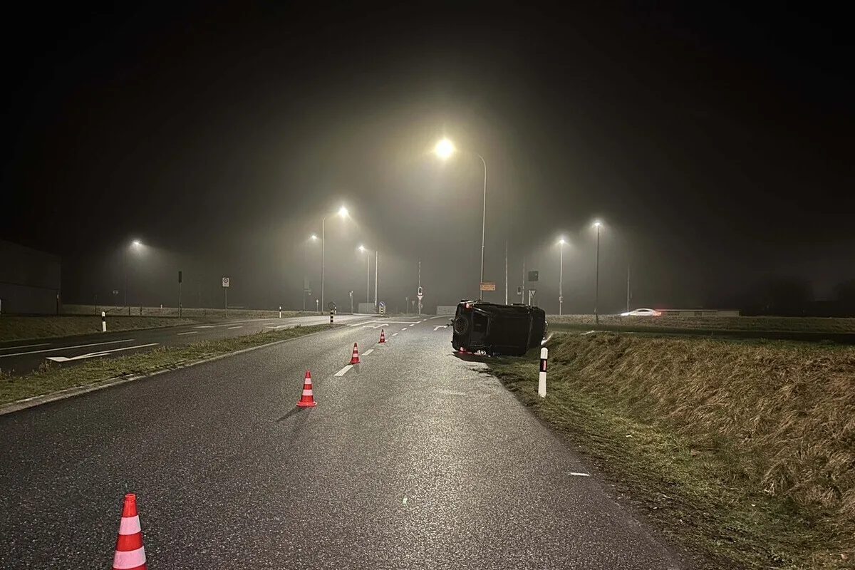 Oberentfelden AG - Polizei stellt leeren Opel nach Unfall fest