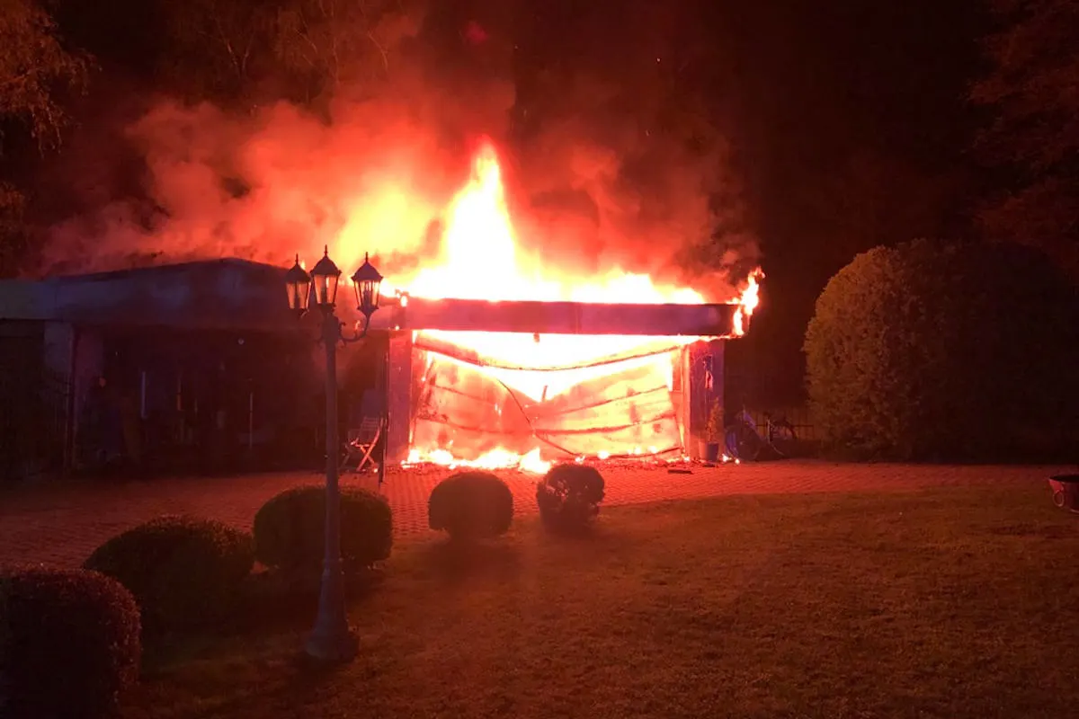 Ratingen – Doppelgarage im Vollbrand – wertvolle Sportwagen gerettet