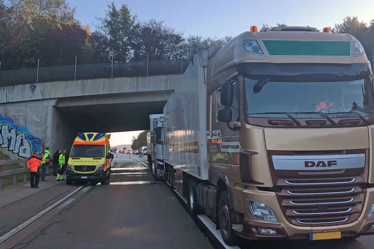 Unfall Kernenried A1 BE - Drei Sattelmotorfahrzeuge kollidiert