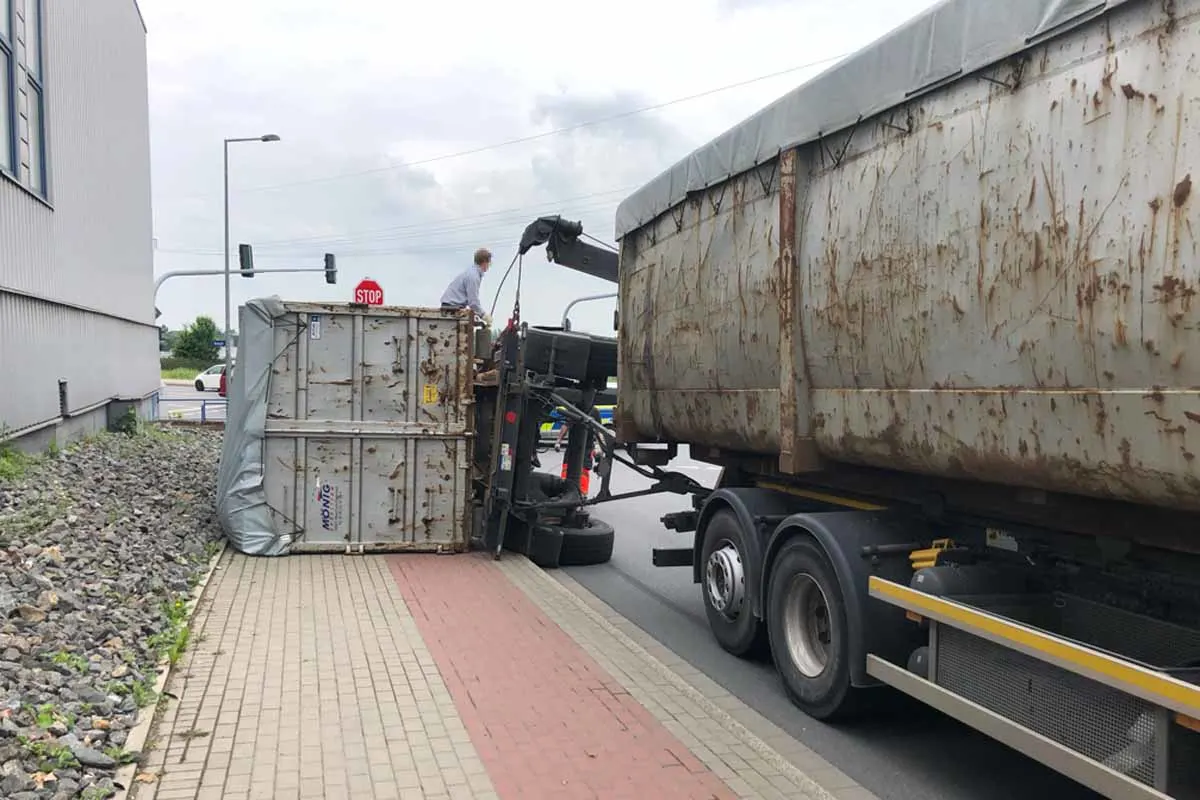 Unna - Lkw-Anhänger fällt auf Bürgersteig