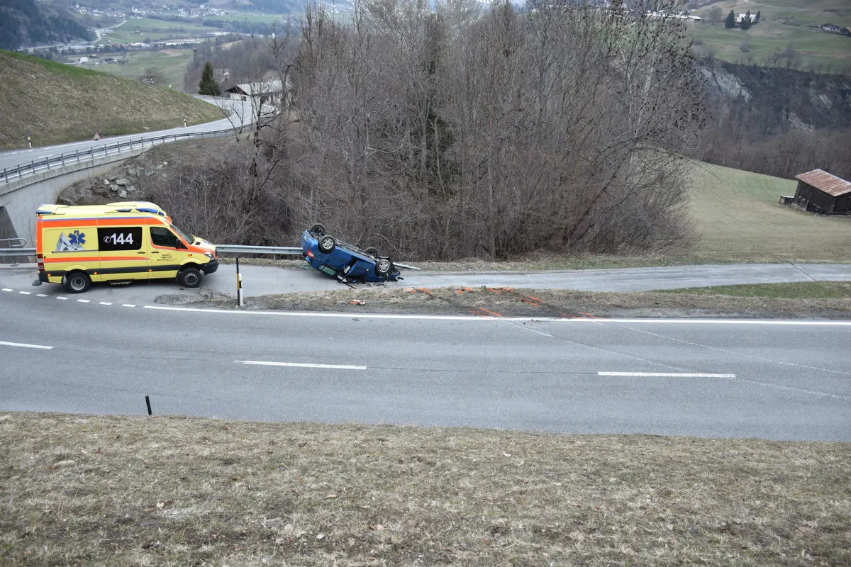 Luven GR - Auto stürzt Abhang hinunter