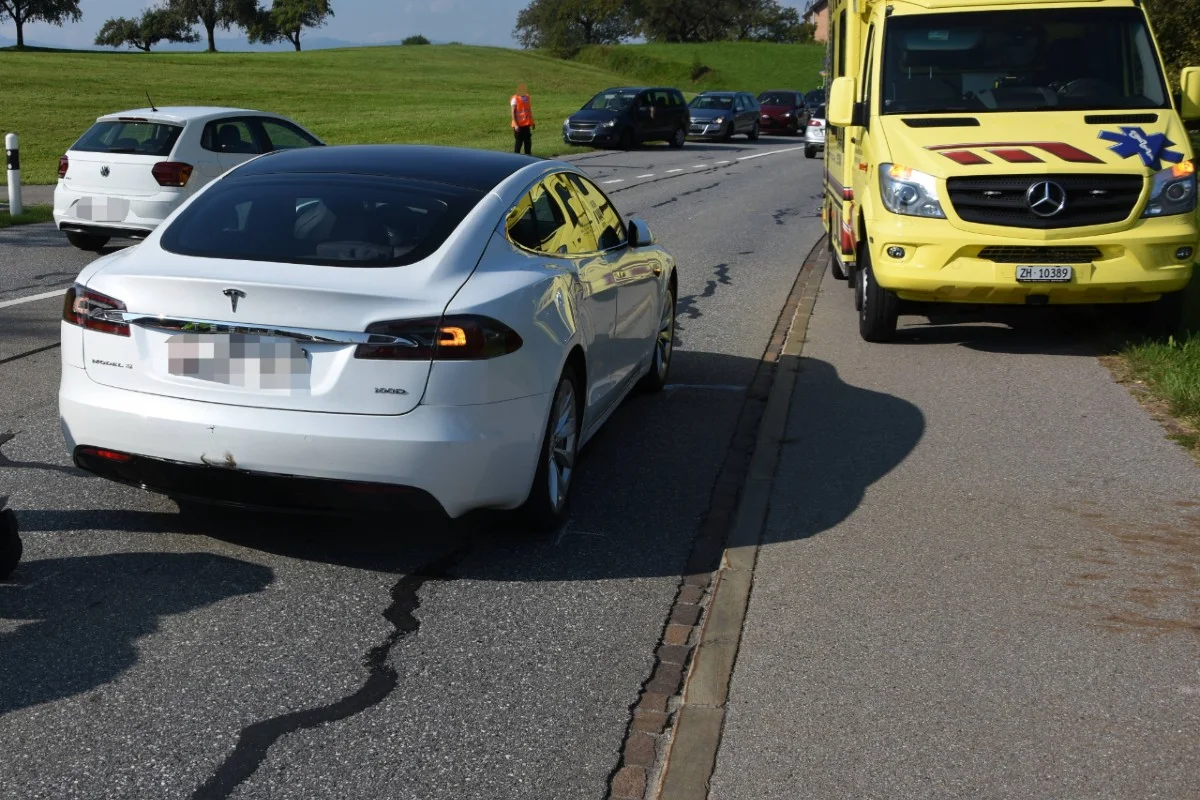Auffahrkollision in St.Gallenkappel SG - Motorrad fährt in Tesla