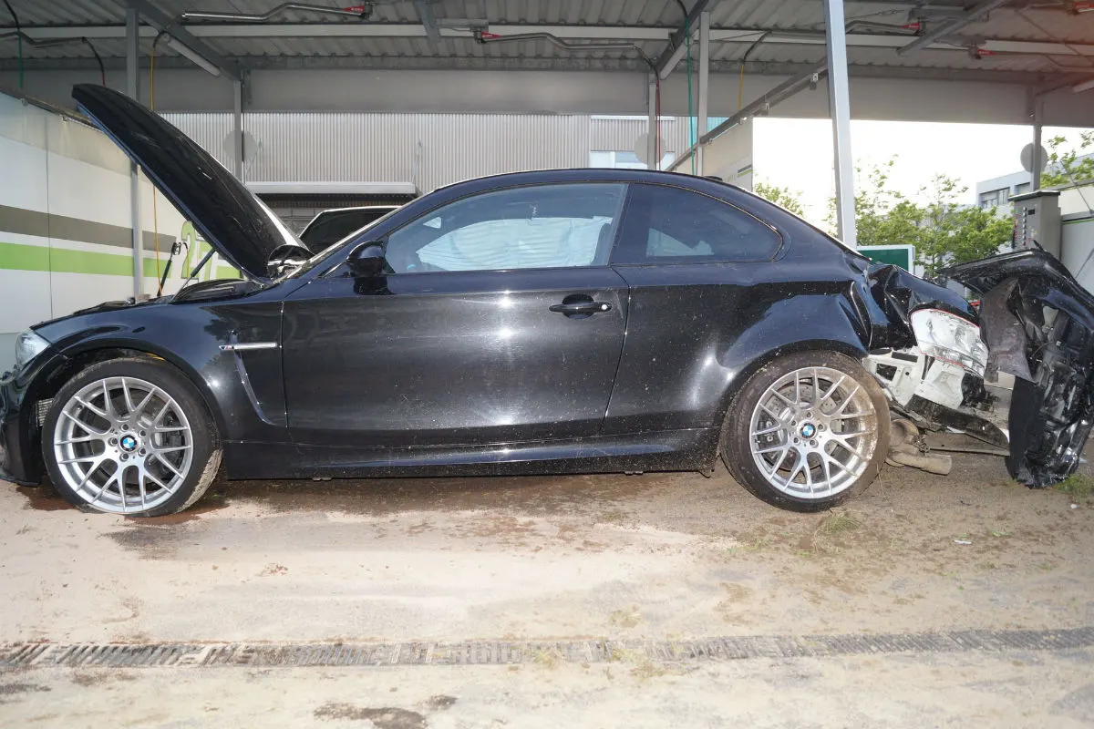 Cham ZG - 19-Jähriger landet mit seinem BMW in der Waschanlage