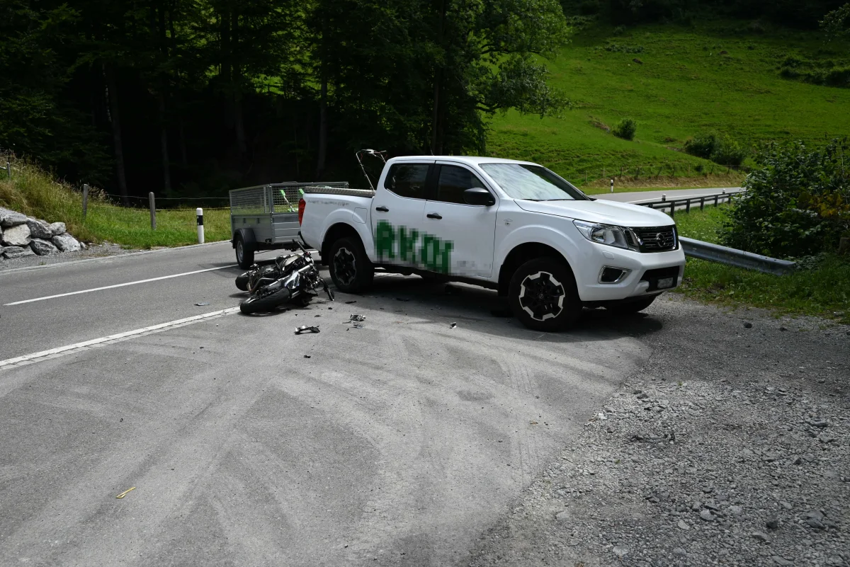 Nesslau SG – Motorrad prallt in Auto