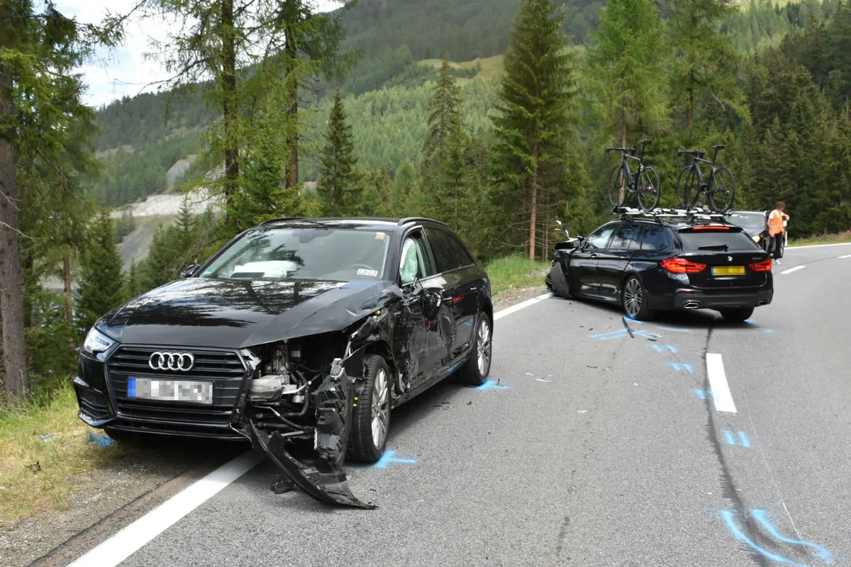 Marmorera GR - Streifkollision führt zu weiterem Crash