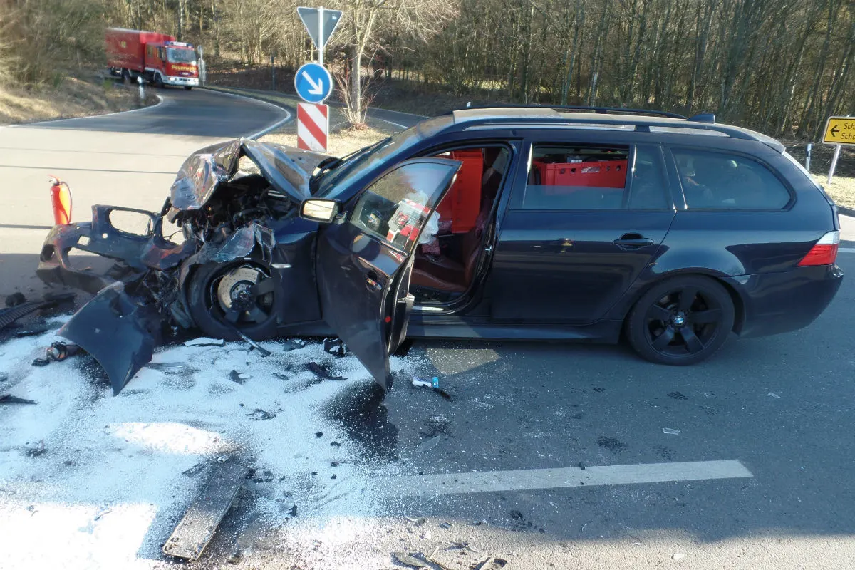 Schulbus und Auto prallen aufeinander