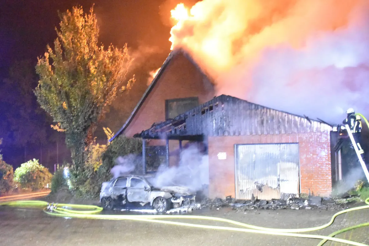 Beckdorf-Goldbeck – Brand eines Einfamilienhauses, Carports und Autos