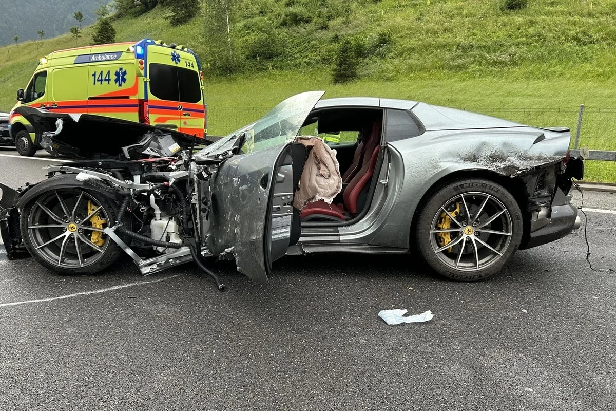 Silenen UR - A2 nach Unfall mit Sportwagen gesperrt