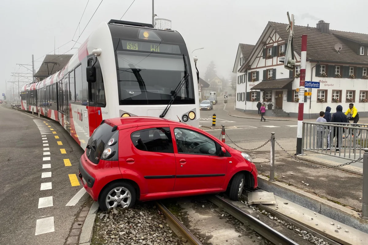 Bange Momente in Matzingen TG - Zug kollidiert mit Auto!