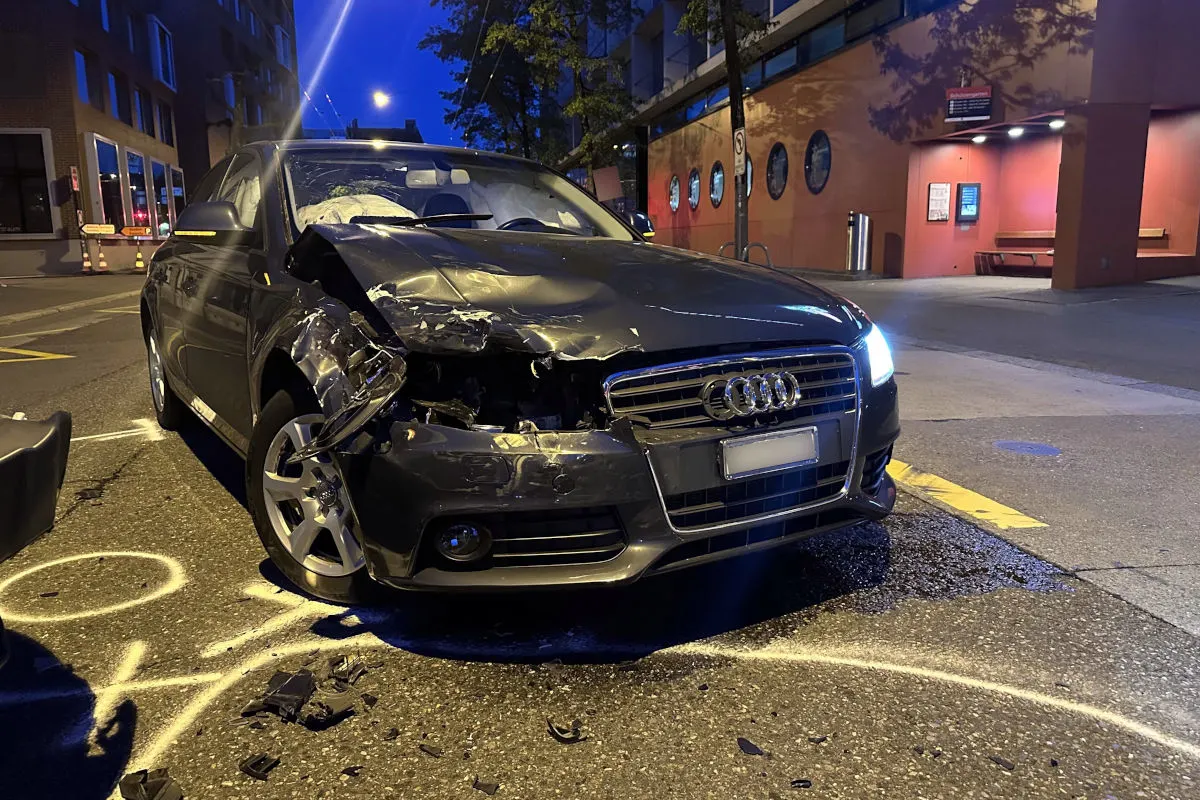 Unfall in St. Gallen – Lieferwagen kollidiert mit Auto