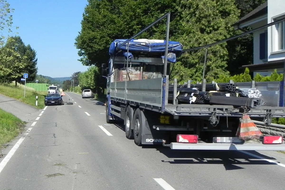 Spektakulärer Crash in Mammern TG - Lastwagen fährt in Autoheck und stösst dieses Fahrzeug gegen andere Autos!
