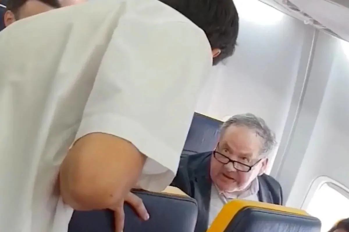 Schwarze Frau muss wegen Rassist auf Raynair-Flug weichen