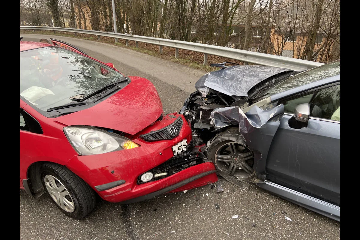 Heftiger Unfall in Seengen AG – Verursacher bei Frontalkollision mittelschwer verletzt