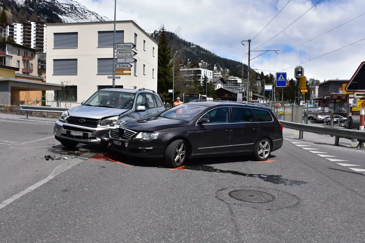 Davos GR - Verkehrsunfall auf Kreuzung fordert eine Verletzte