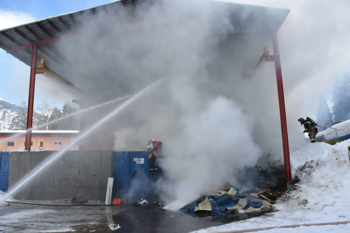 Flims GR - Feuer greift auf Industriegebäude über