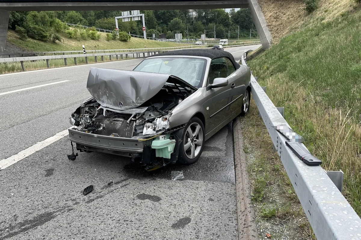 Chur Autobahn A13 - Frontal mit einer Mittelleitplanke kollidiert