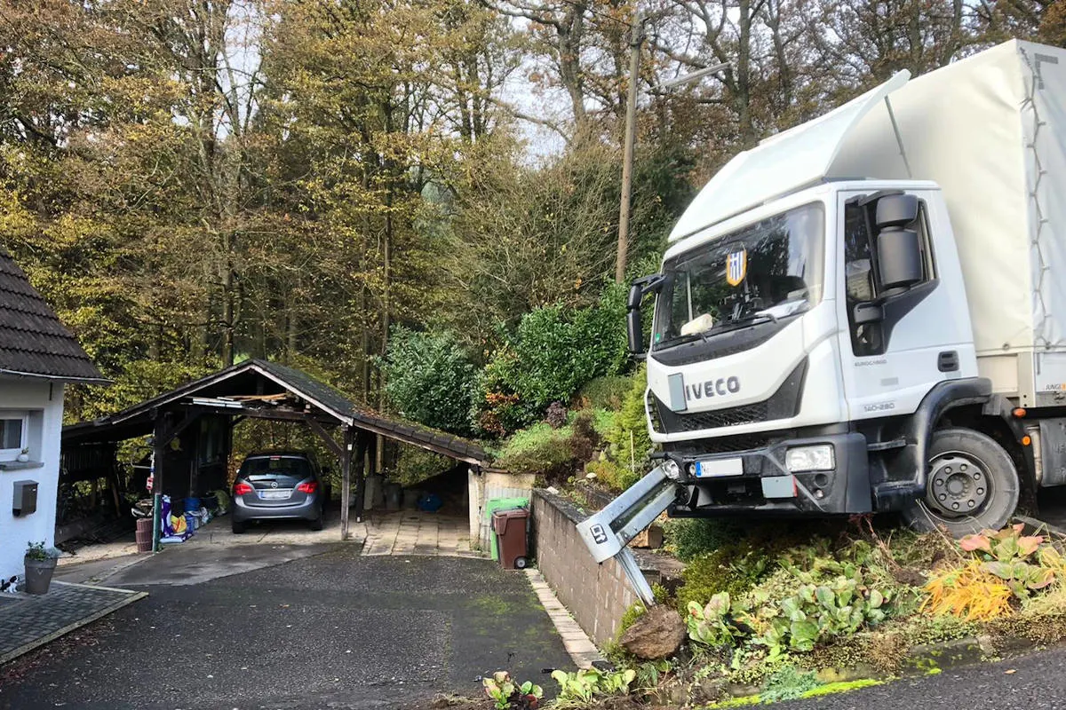 Unfall Wiehl - LKW durch Leitplanke gestoppt