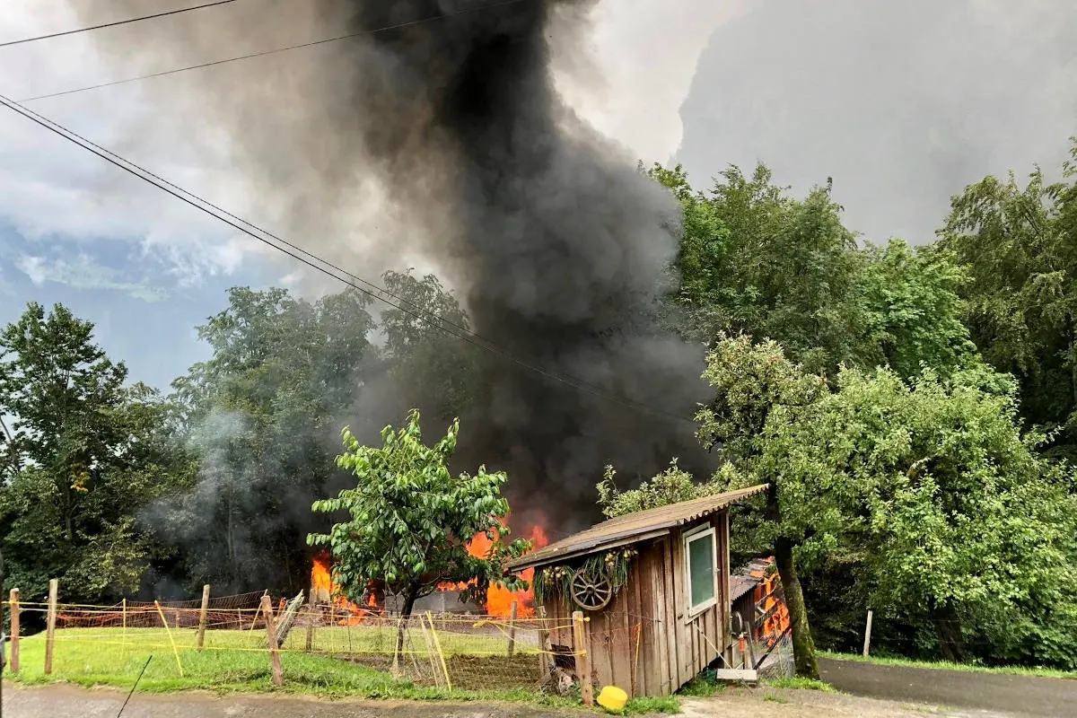 Niederurnen GL - Es brennt oberhalb der Ortschaft im Wald 
