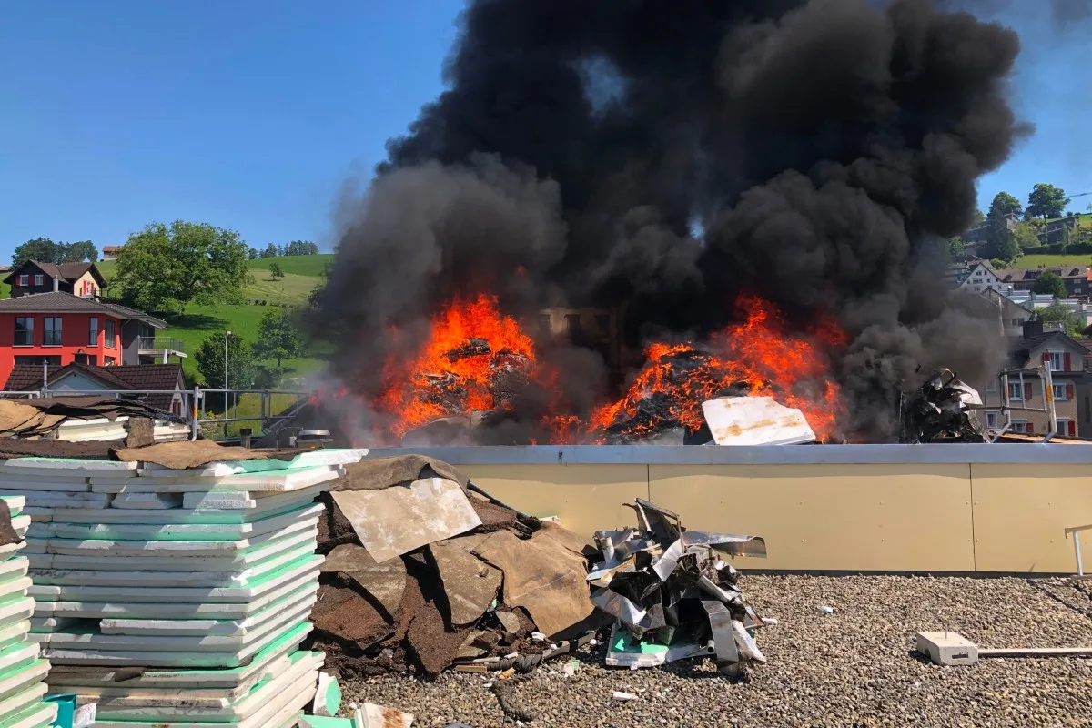 Herisau AR - Brand auf Flachdach