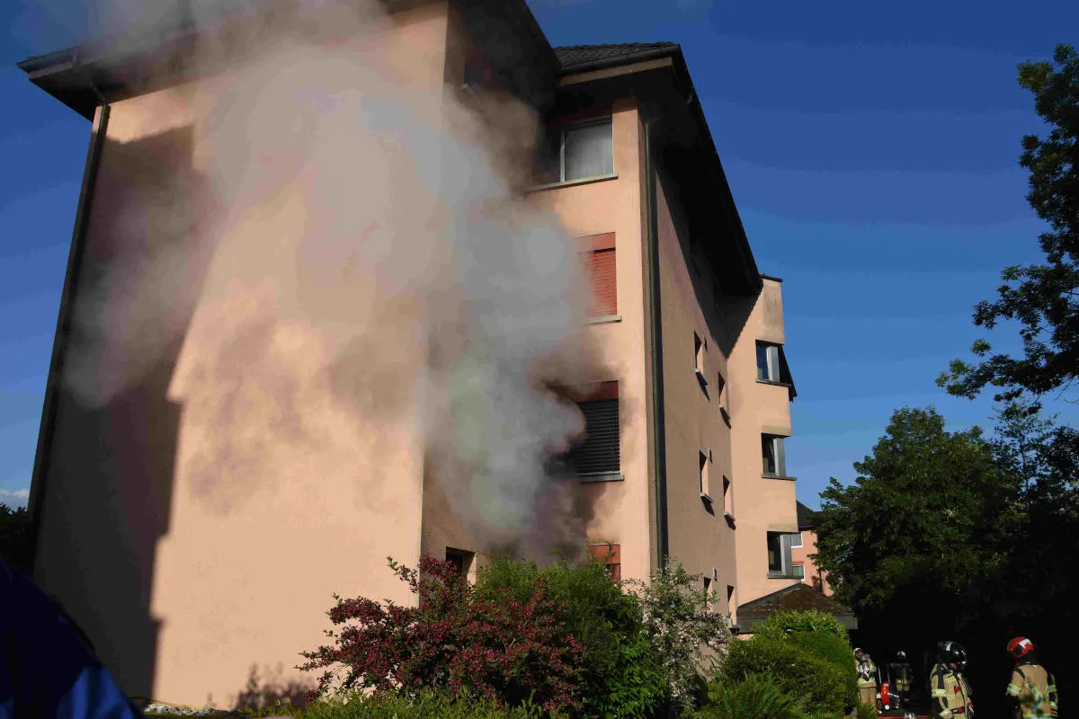 Rapperswil-Jona SG – Zimmerbrand in Mehrfamilienhaus
