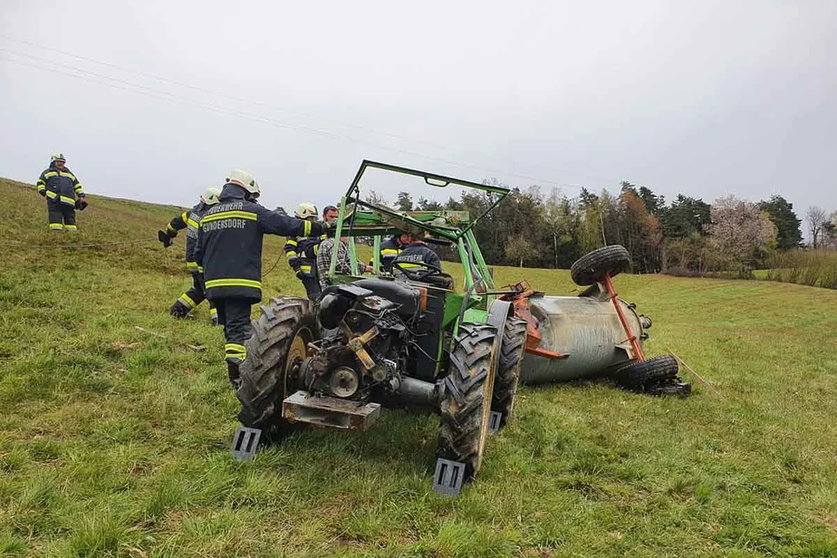 St. Stefan ob Stainz - Mann mit Traktor überschlagen - tot