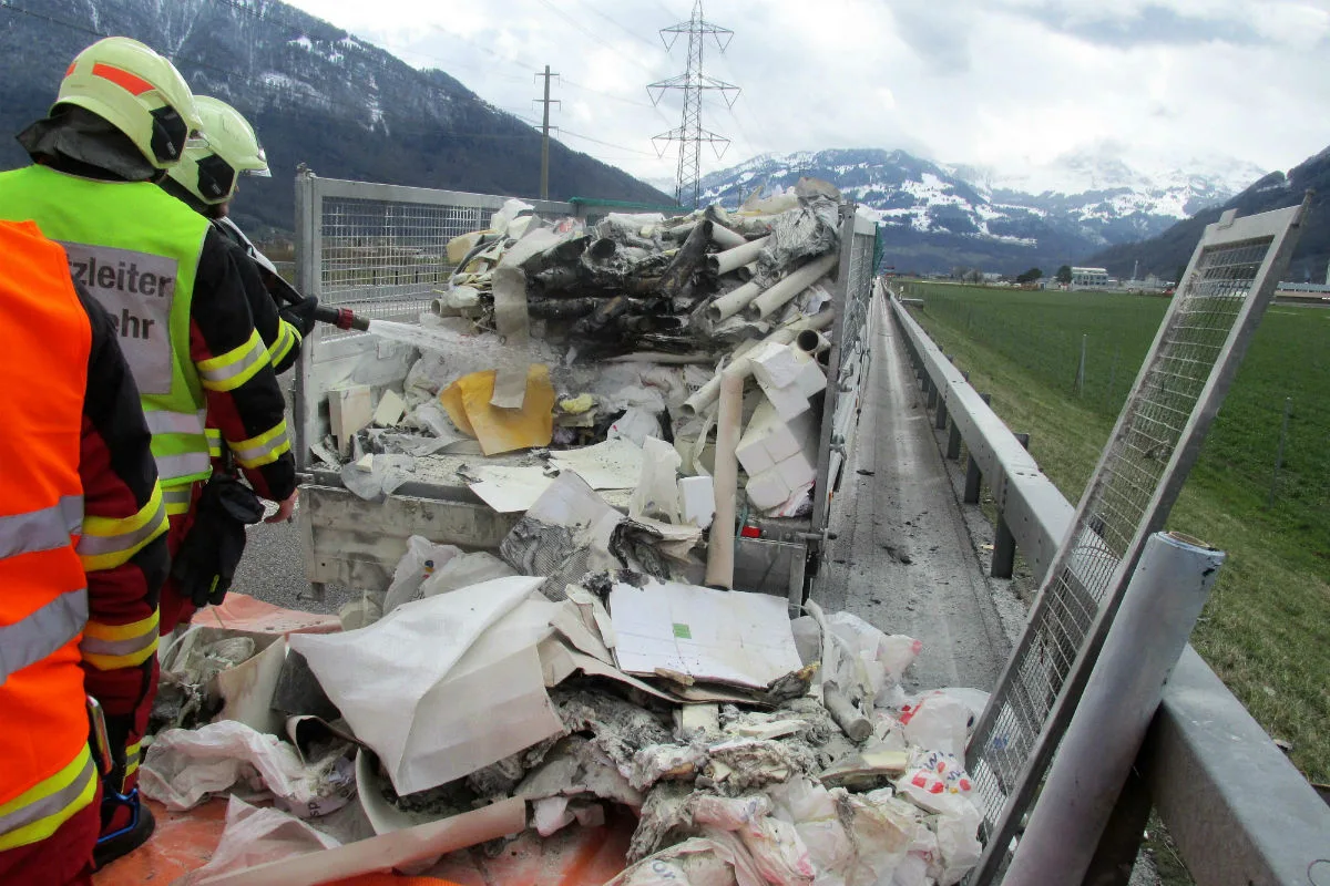 Bilten GL - Anhängerladung in Brand geraten
