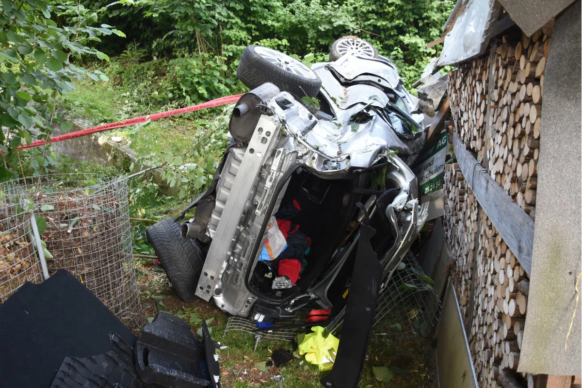 Oberbüren SG - Auto in Schopf geprallt