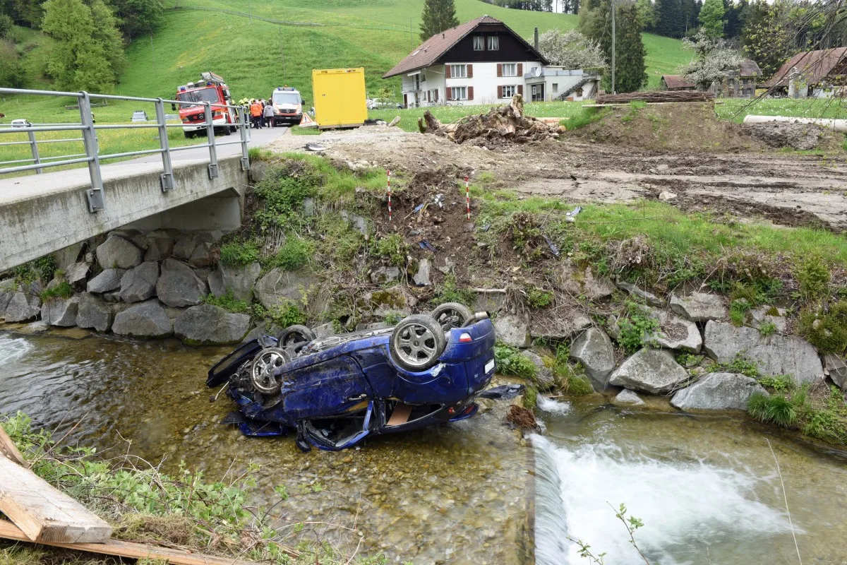 Hergiswil bei Willisau LU - Auto landet in Bach - 18-jährige Beifahrerin mit Kopfverletzungen