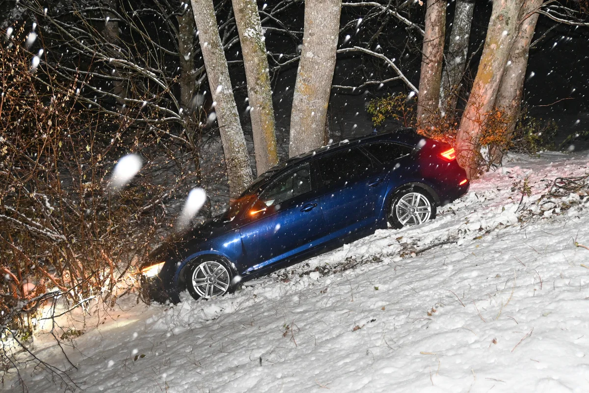 Triesenberg FL - Unfall auf schneebedeckter Fahrbahn - 10 Meter einen Abhang runtergerutscht 