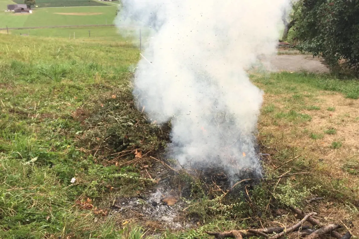 Benken SG - Trotz Feuerverbot Gartenabfälle verbrannt