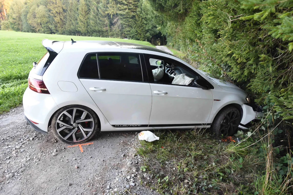 Gossau SG – Strolchenfahrt mit Auto endet im Baum