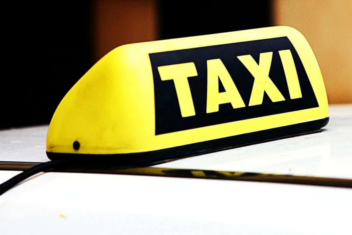 Schlins – Taxi stürzt nach Unfall mit Fahrgast in Bach