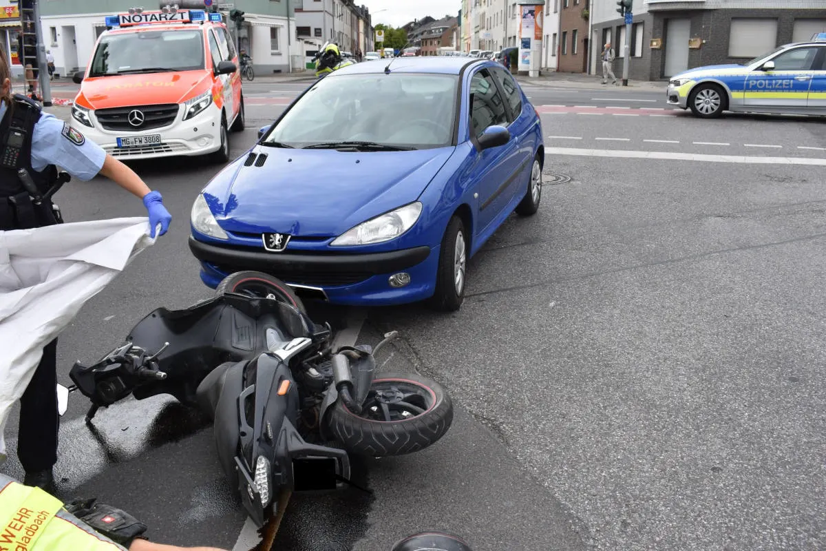 Motorrollerfahrer wird frontal angefahren und schwer verletzt