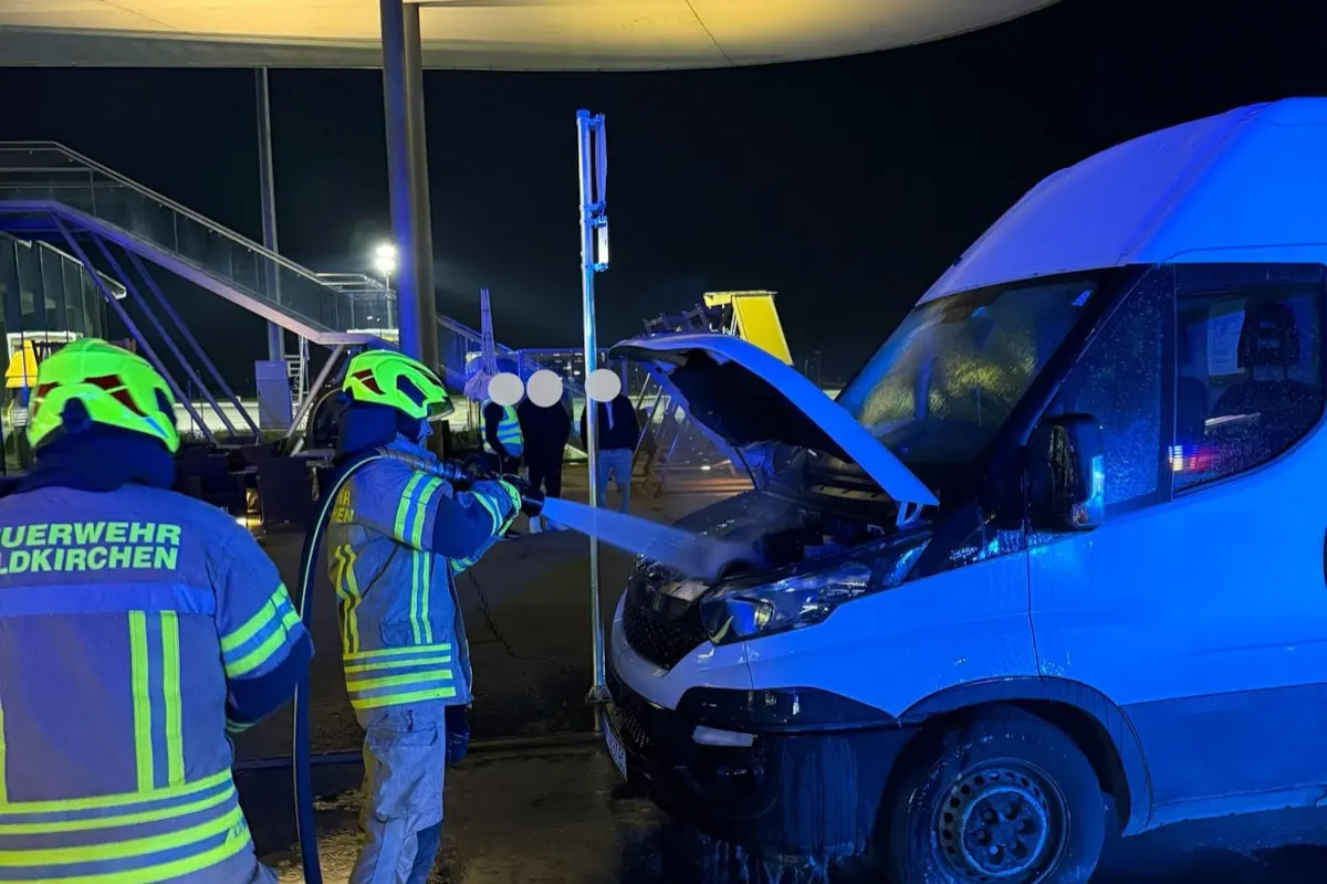 Feldkirchen bei Graz ST – Kastenwagen gerät bei Kontrolle in Brand