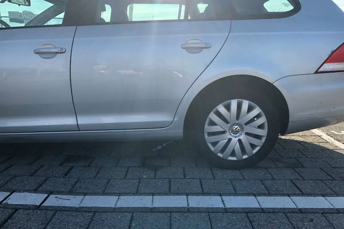 Steinhausen ZG - Schraubenzieher im Unterboden des Autos entdeckt