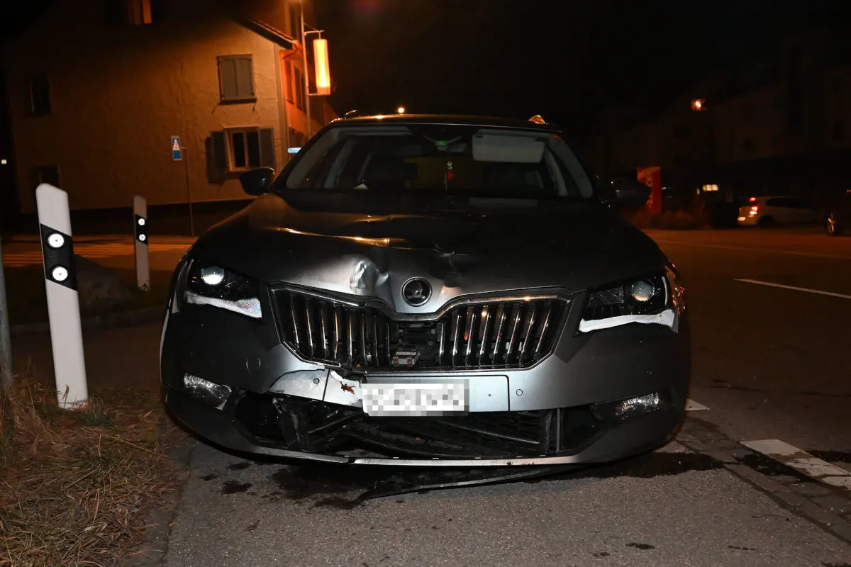 Unfall in Rossrüti SG – Lenker prallt in Verkehrsinsel