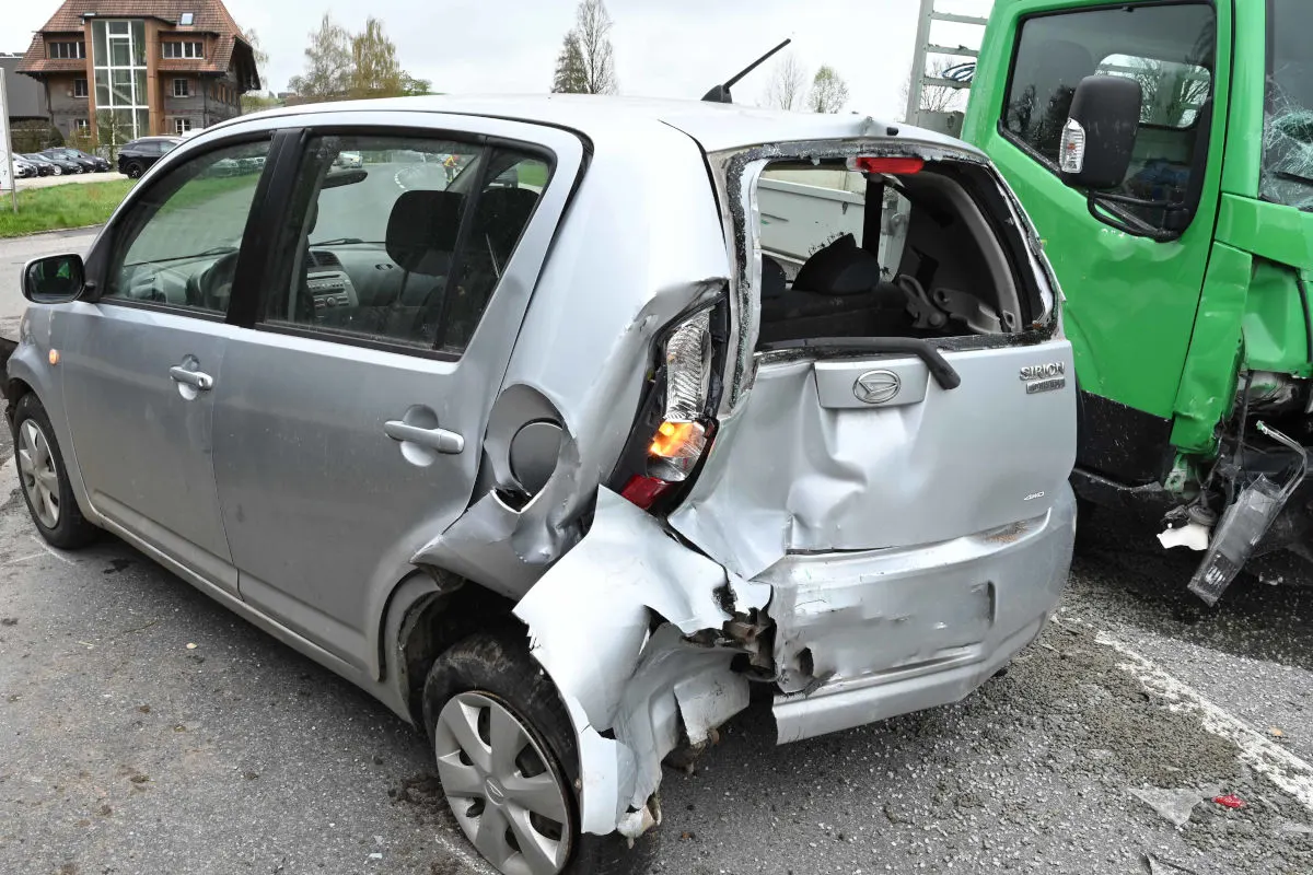 Zell LU – Unfall zwischen zwei Autos und Lieferwagen