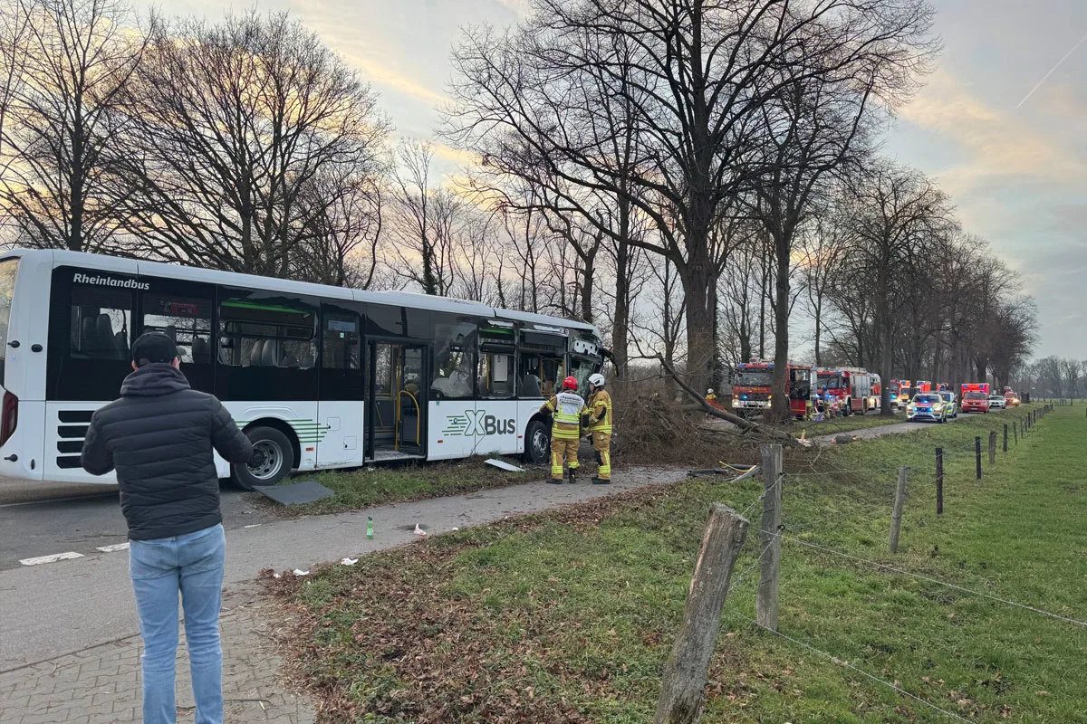 Tönisvorst – 13 teils schwer Verletzte nach Unfall von Linienbus