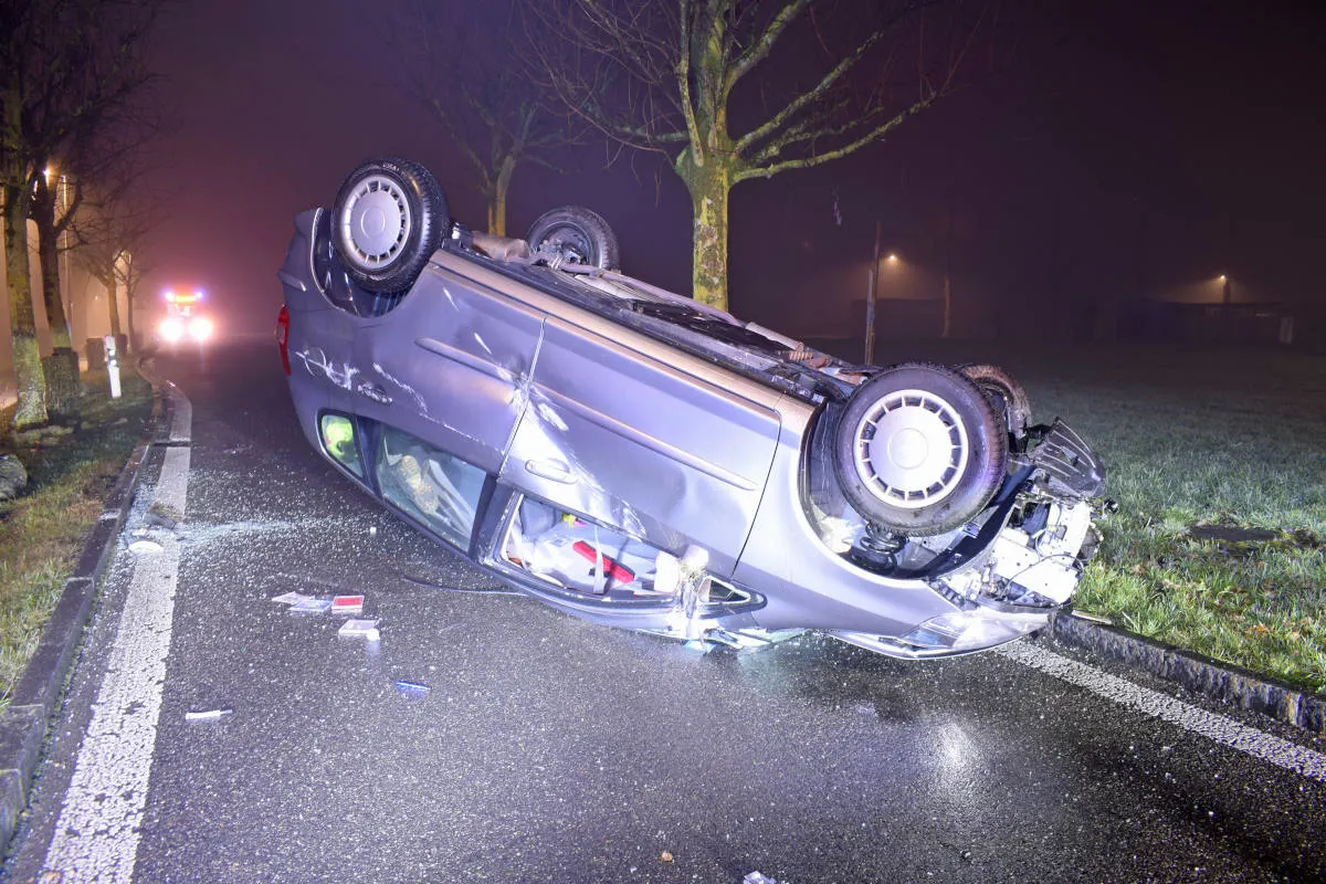 Buchrain LU - Auto landet bei Selbstunfall auf dem Dach