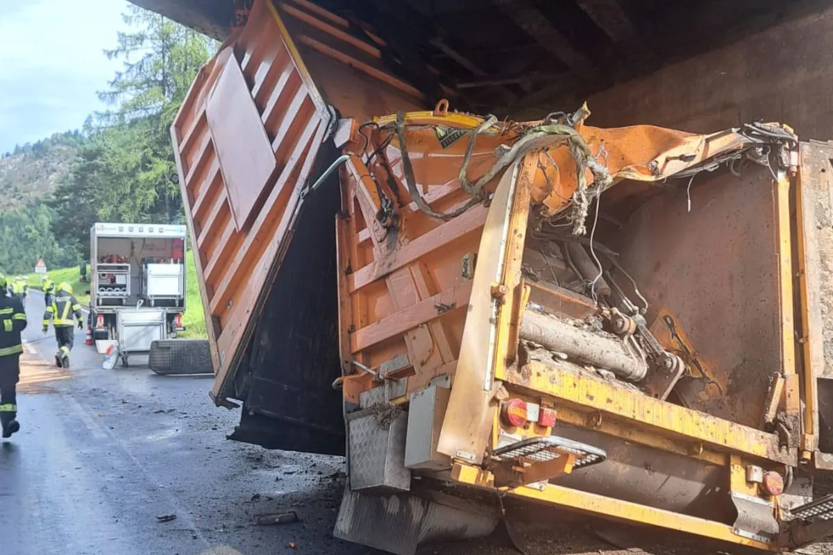 Unfall in St. Michael ST – Lkw prallt gegen Brücke