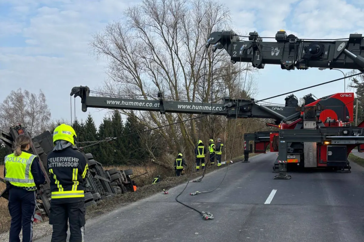 Unfall in Ansfelden – Lkw weicht Reh aus und stürzt Hang hinab