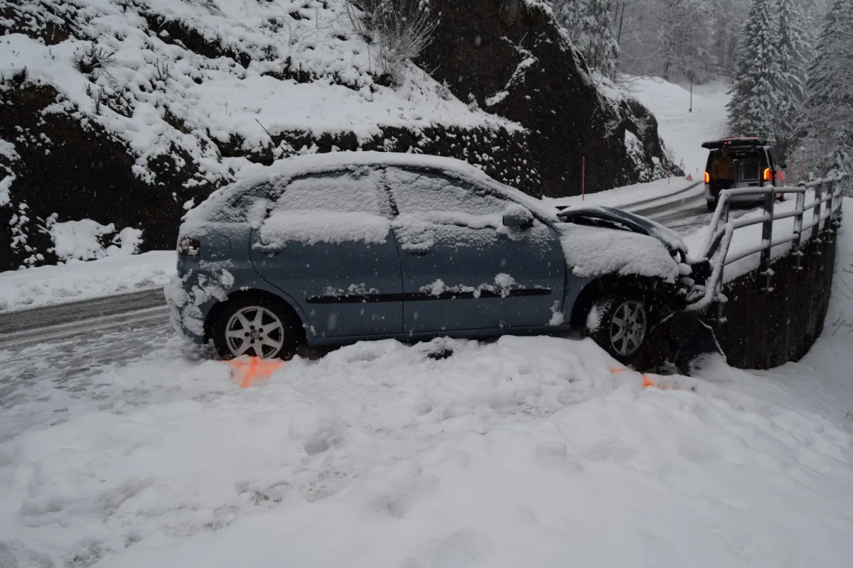 Urnäsch AR - Selbstunfall auf schneebedeckter Strasse