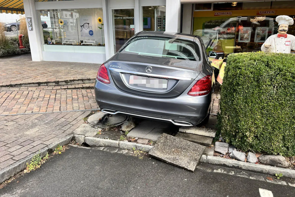 Sargans SG - Mit Auto in Gartenwirtschaft gefahren