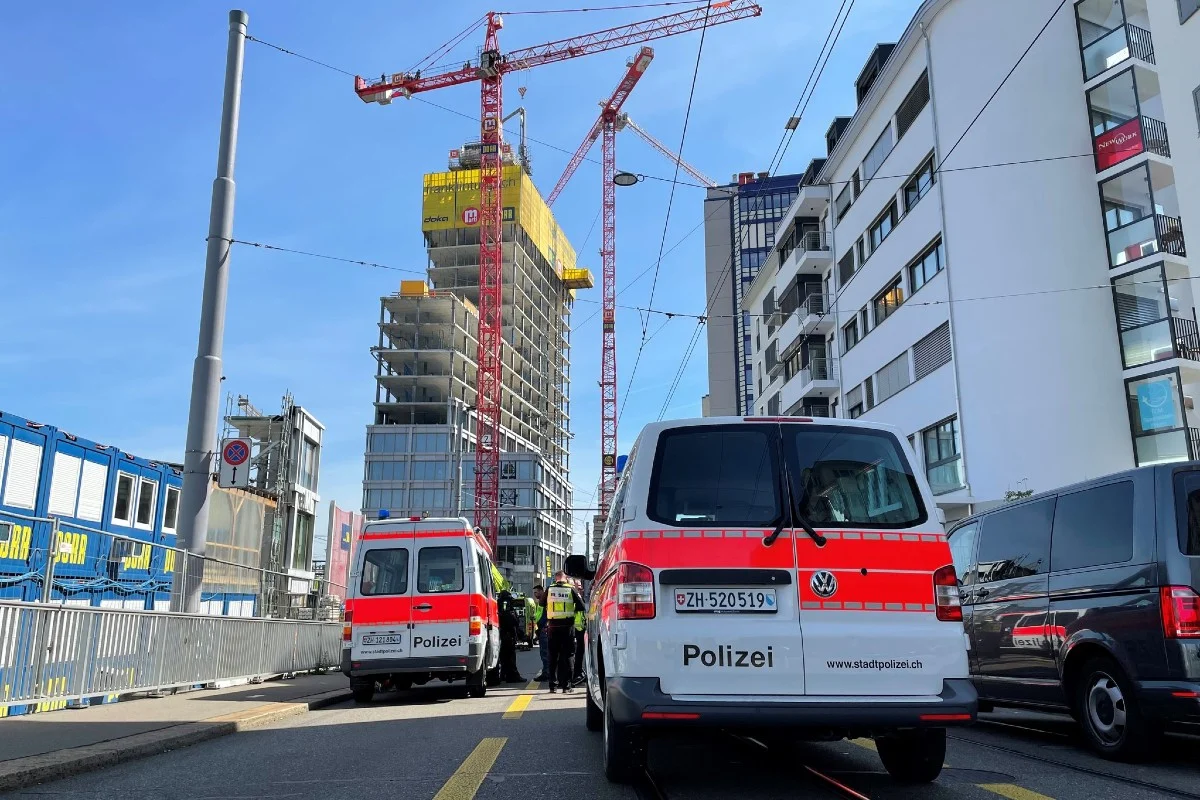 Stadt Zürich - Aufwändiger Polizeieinsatz auf Baukran beendet - Mann verletzte Frau 