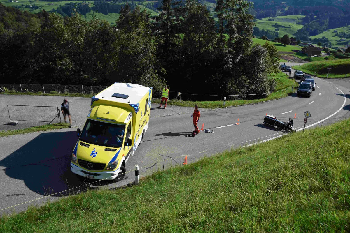Ennetbühl SG – Motorradfahrer nach Überholmanöver verunfallt
