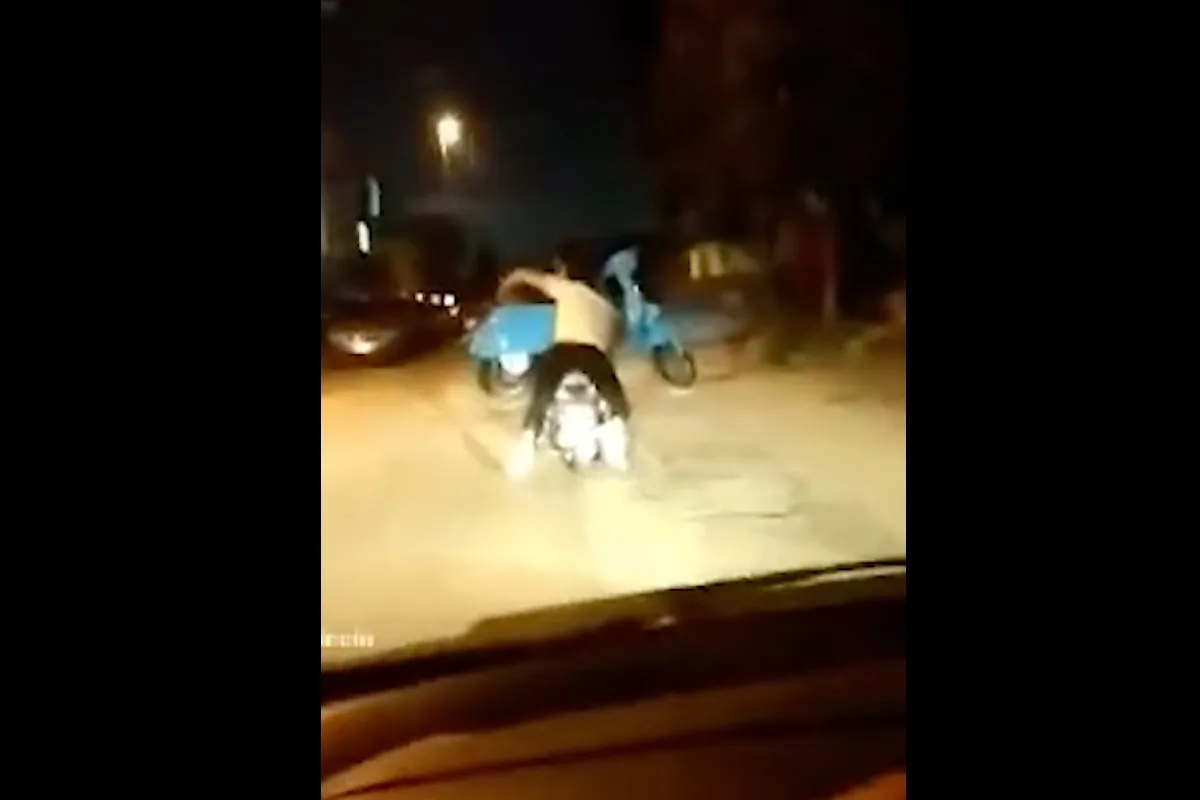 Afragola (it) - Unglaubliche Szene -Zwei Männer und eine Vespa auf einem Scooter!!