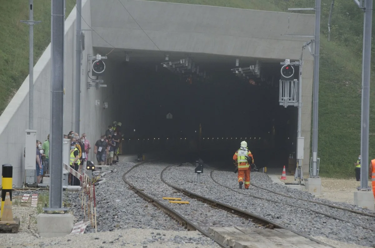 Kapo Aargau - Rettungsübung SISSLE 20 im Bözberg-Eisenbahntunnel erfolgreich durchgeführt