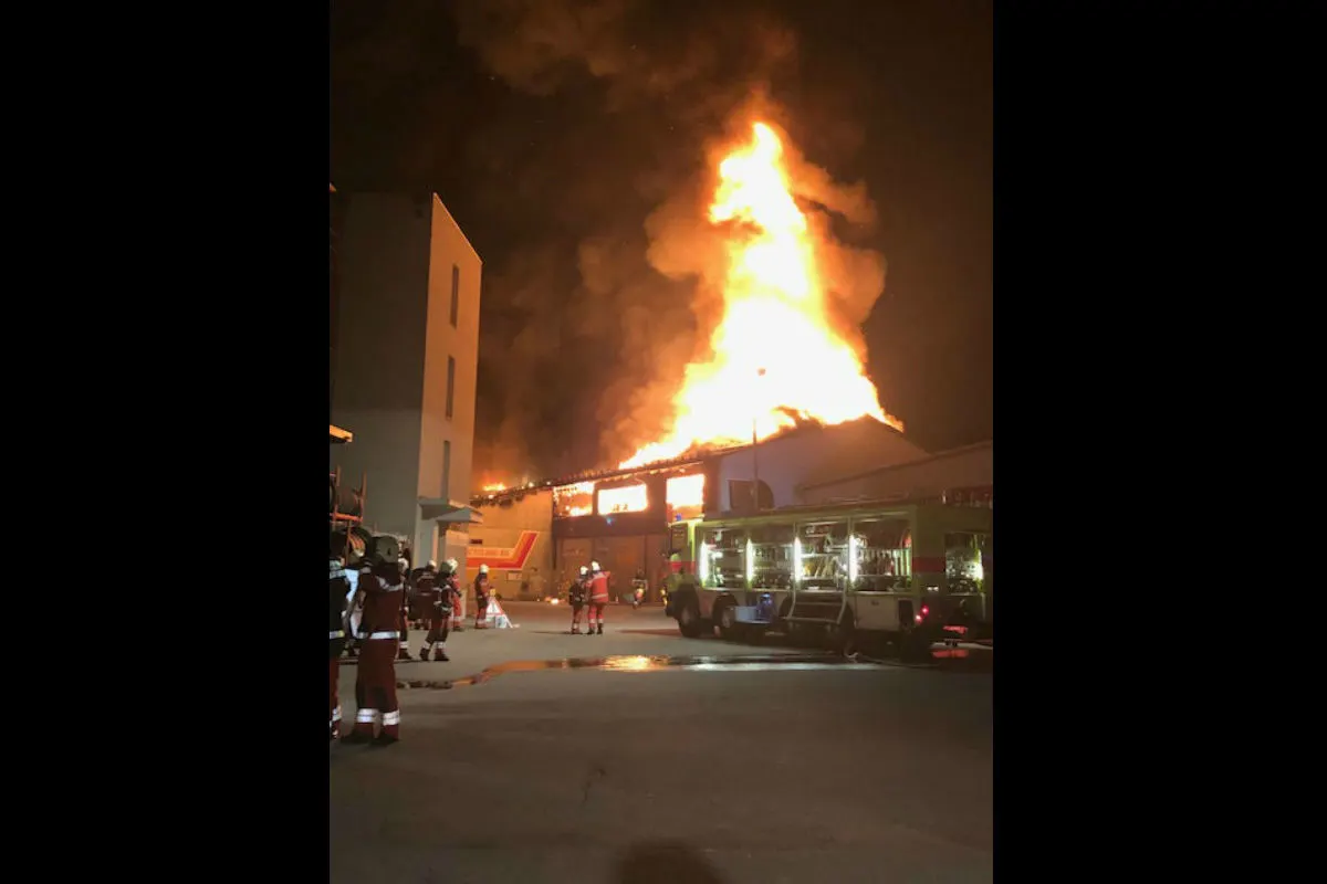 Hinwil ZH - Brand einer Industrieliegenschaft